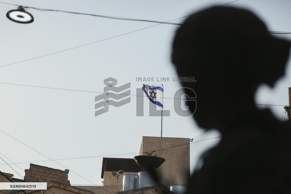 Israeli Army Escorts Settlers - Hebron
