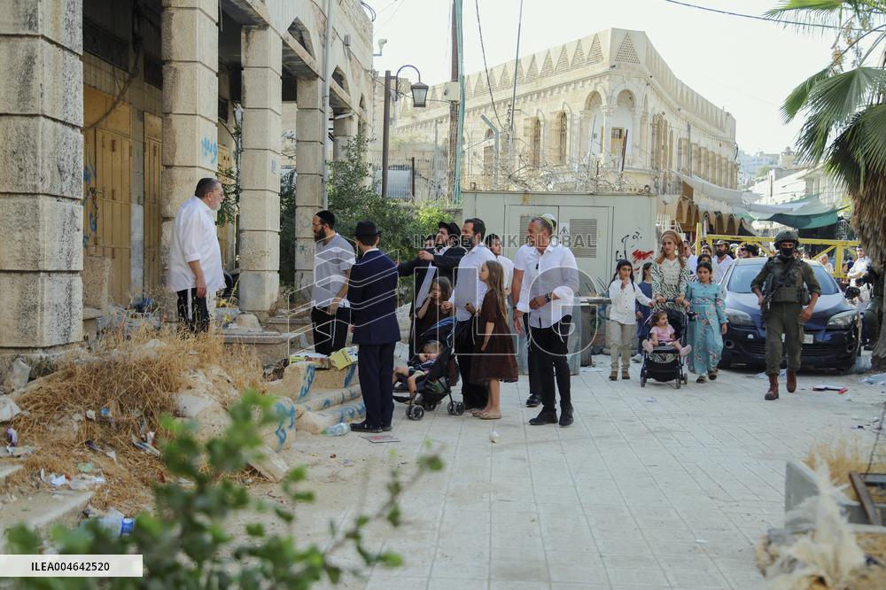 Israeli Army Escorts Settlers - Hebron