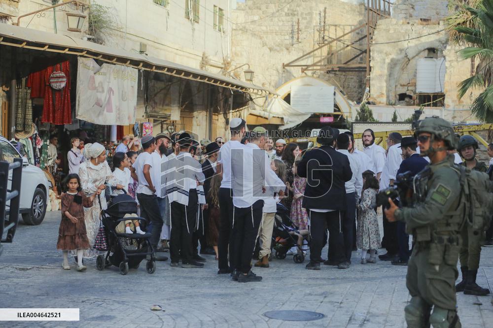 Israeli Army Escorts Settlers - Hebron