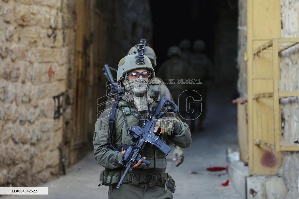 Israeli Army Escorts Settlers - Hebron