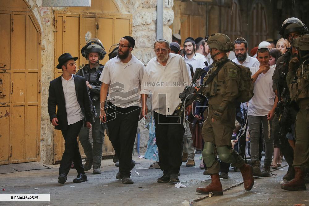 Israeli Army Escorts Settlers - Hebron
