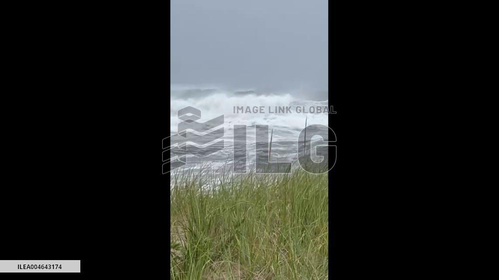 US: Large Waves Hit East Coast as Hurricane Erin Moves North in Atlantic 3