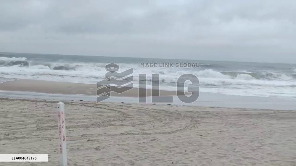 US: Large Waves Hit East Coast as Hurricane Erin Moves North in Atlantic 2