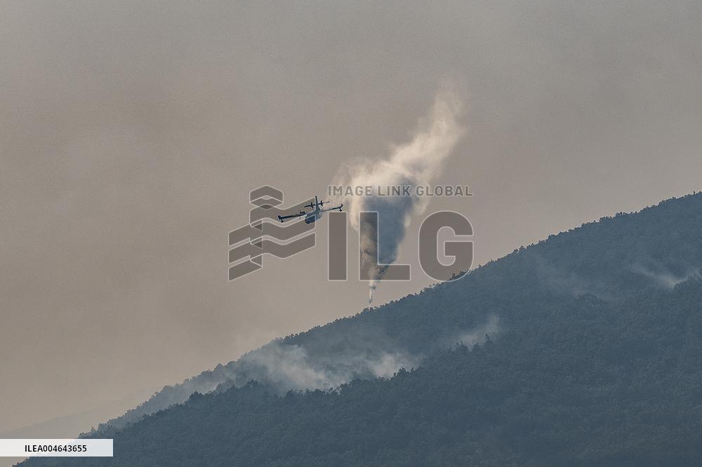 Wind Complicates Fire Extinguishing Efforts in Jarilla Cáceres - Spain