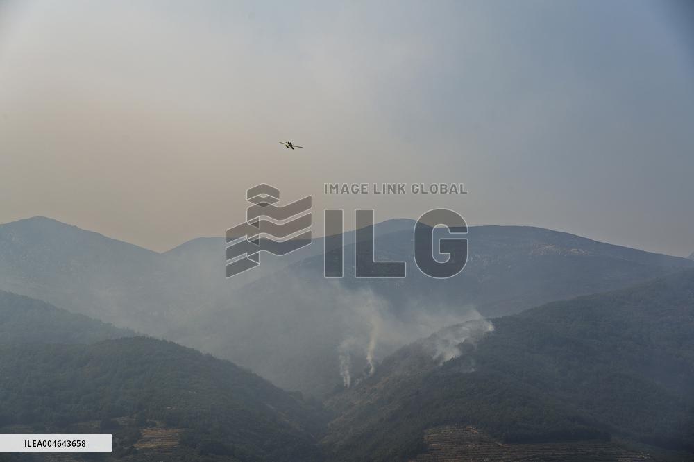 Wind Complicates Fire Extinguishing Efforts in Jarilla Cáceres - Spain