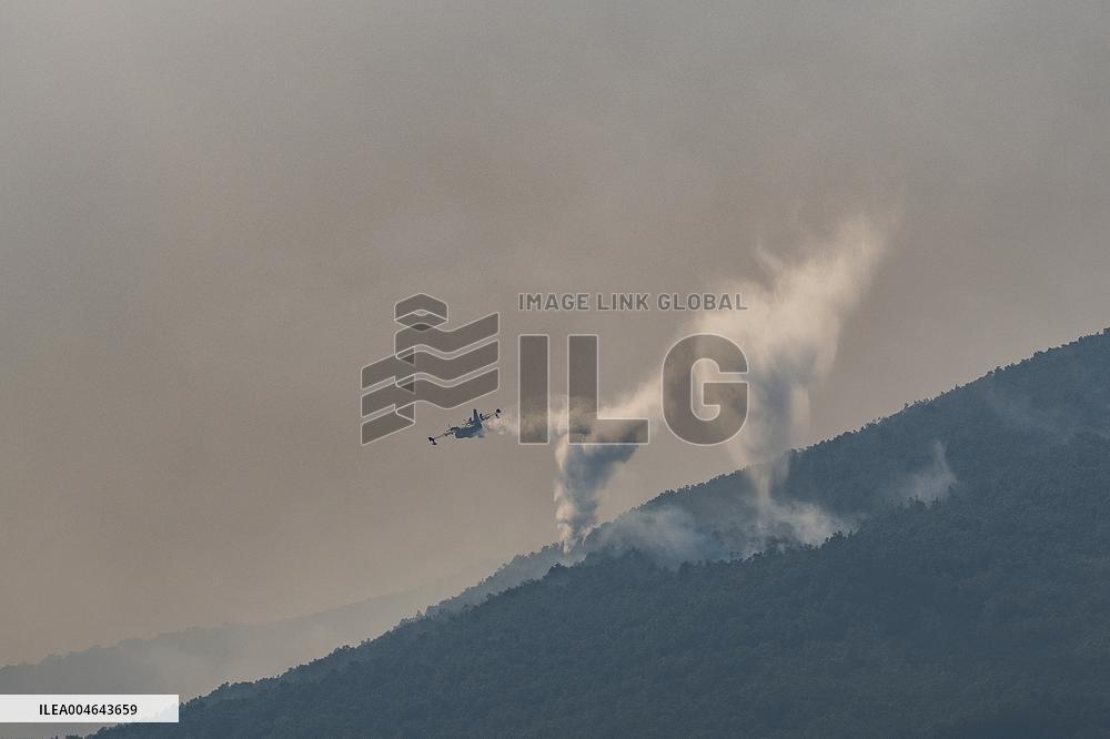 Wind Complicates Fire Extinguishing Efforts in Jarilla Cáceres - Spain