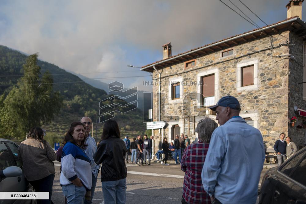 Barniedo de la Reina Fire Nears Containment - Spain