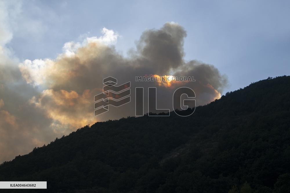 Barniedo de la Reina Fire Nears Containment - Spain