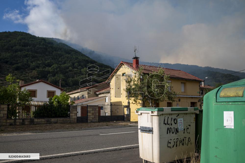 Barniedo de la Reina Fire Nears Containment - Spain