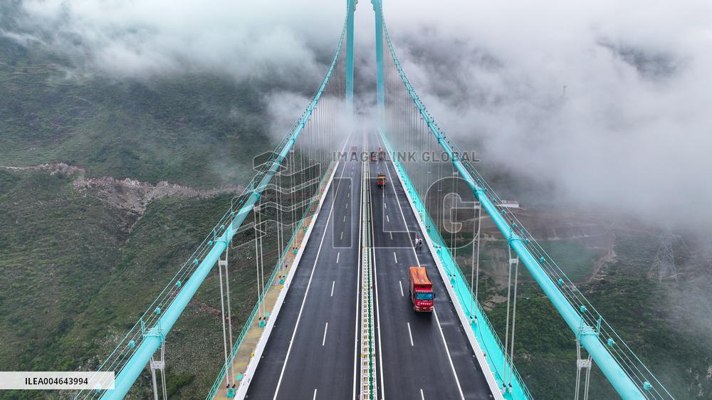 Huajiang Canyon Bridge Load Testing