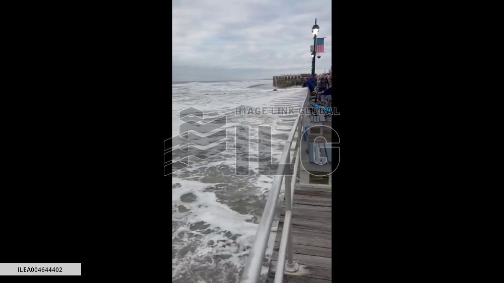 US: Large Waves Hit East Coast as Hurricane Erin Moves North in Atlantic 4