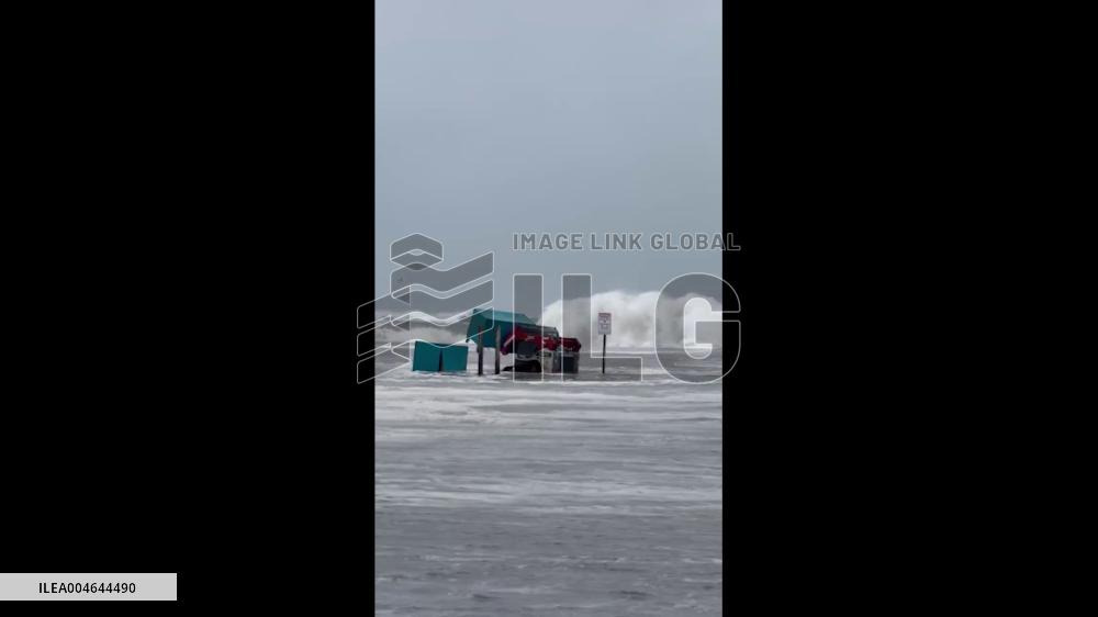 US: Large Waves Hit East Coast as Hurricane Erin Moves North in Atlantic 5