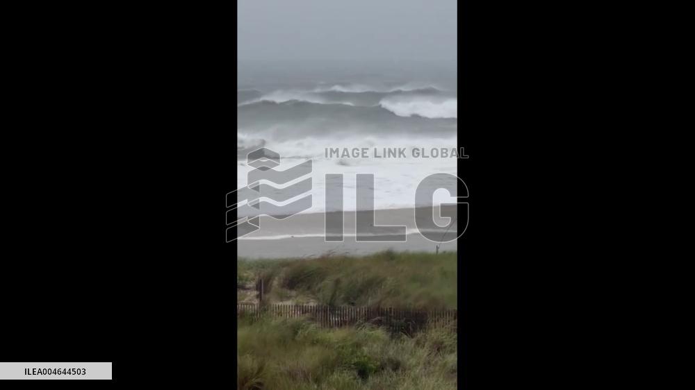 US: Large Waves Hit East Coast as Hurricane Erin Moves North in Atlantic 6