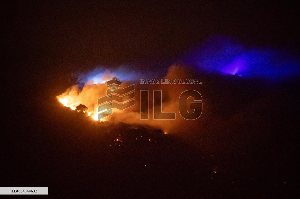 45 people are evicted from the camping site of Oia (Pontevedra) due to the forest fire.