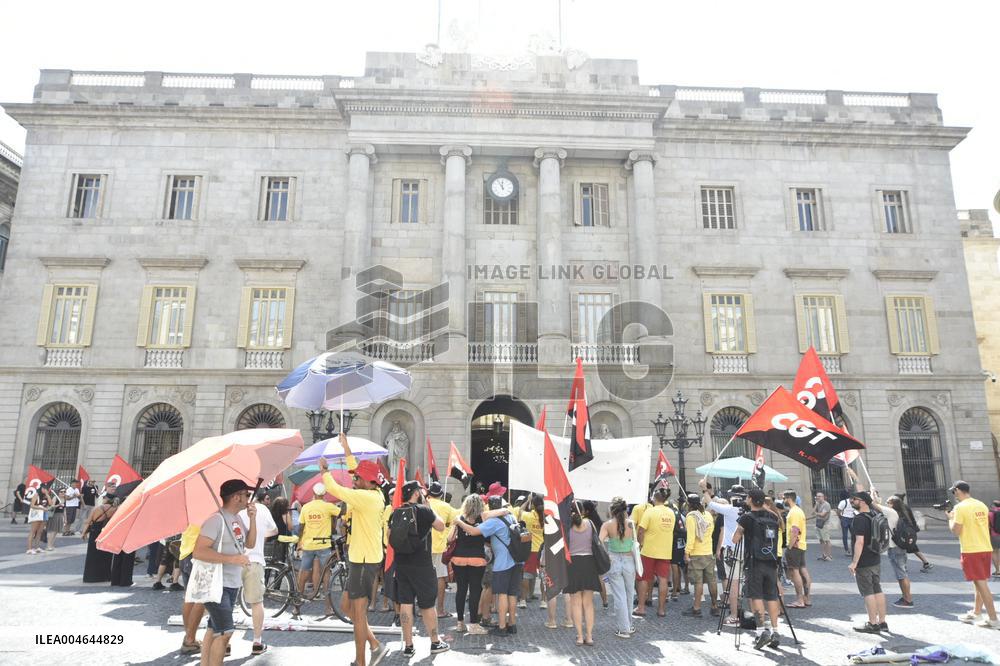 Barcelona Lifeguards Protest After 22-Day Strike - Spain