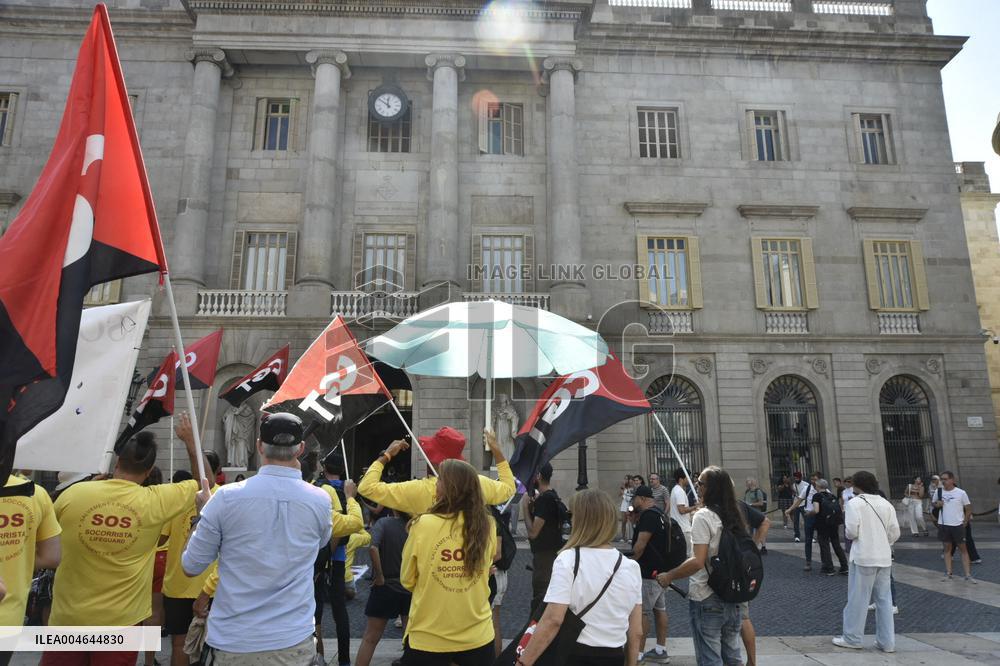 Barcelona Lifeguards Protest After 22-Day Strike - Spain