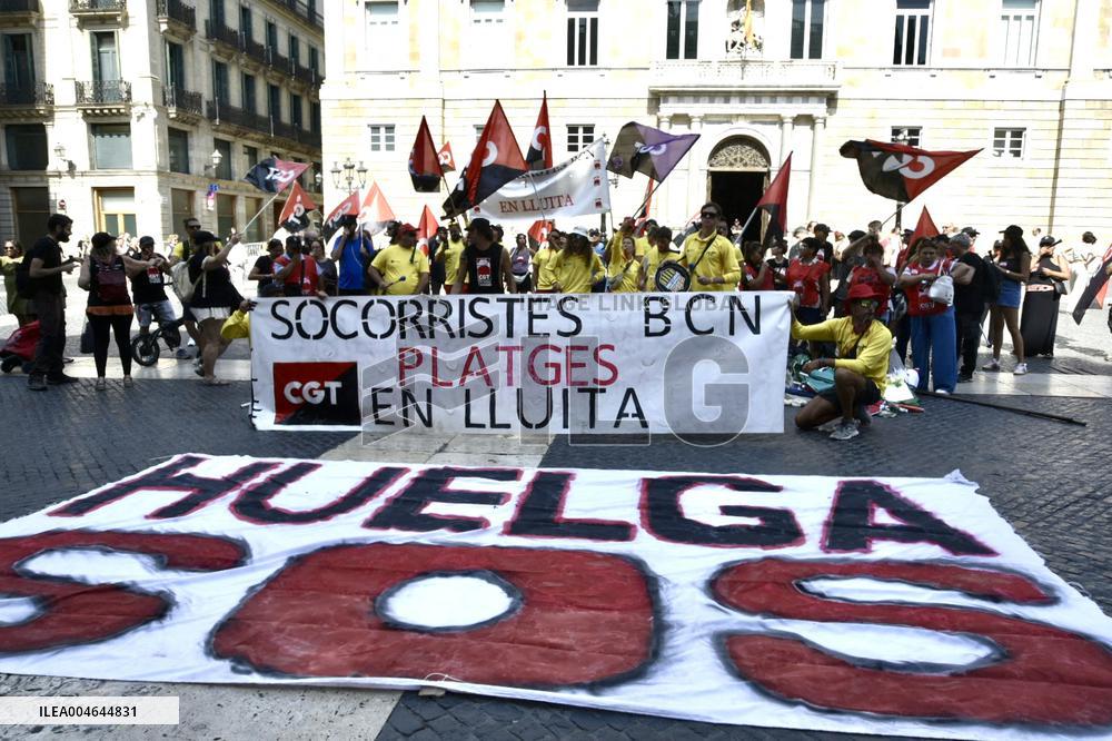 Barcelona Lifeguards Protest After 22-Day Strike - Spain