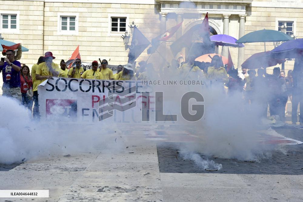 Barcelona Lifeguards Protest After 22-Day Strike - Spain