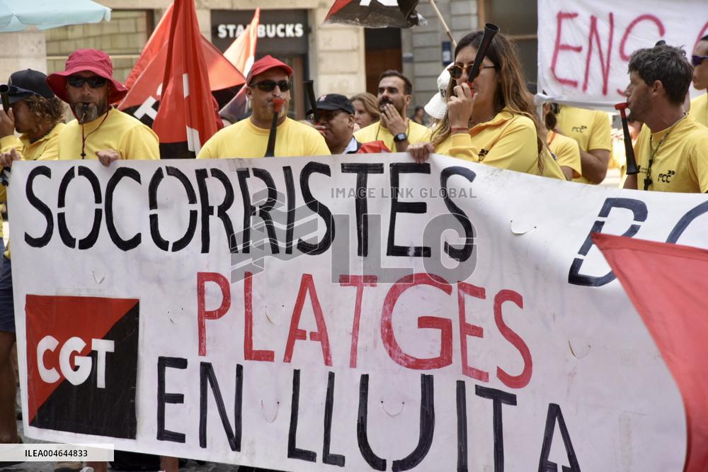 Barcelona Lifeguards Protest After 22-Day Strike - Spain