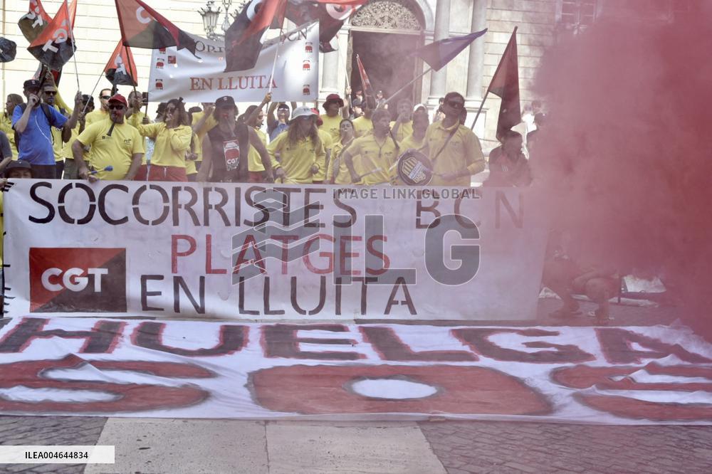 Barcelona Lifeguards Protest After 22-Day Strike - Spain