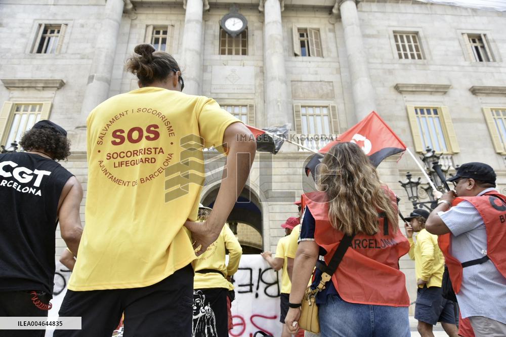 Barcelona Lifeguards Protest After 22-Day Strike - Spain