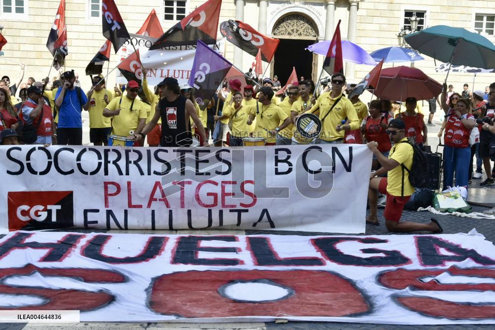 Barcelona Lifeguards Protest After 22-Day Strike - Spain