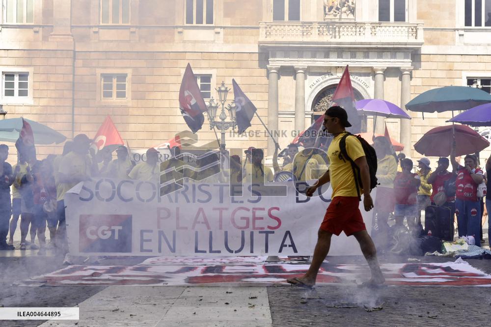 Barcelona Lifeguards Protest After 22-Day Strike - Spain