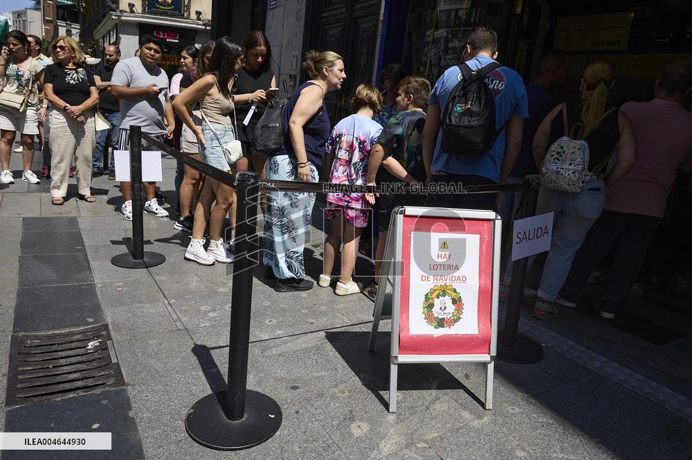 Christmas Lottery Buzz Early Buyers in Spain