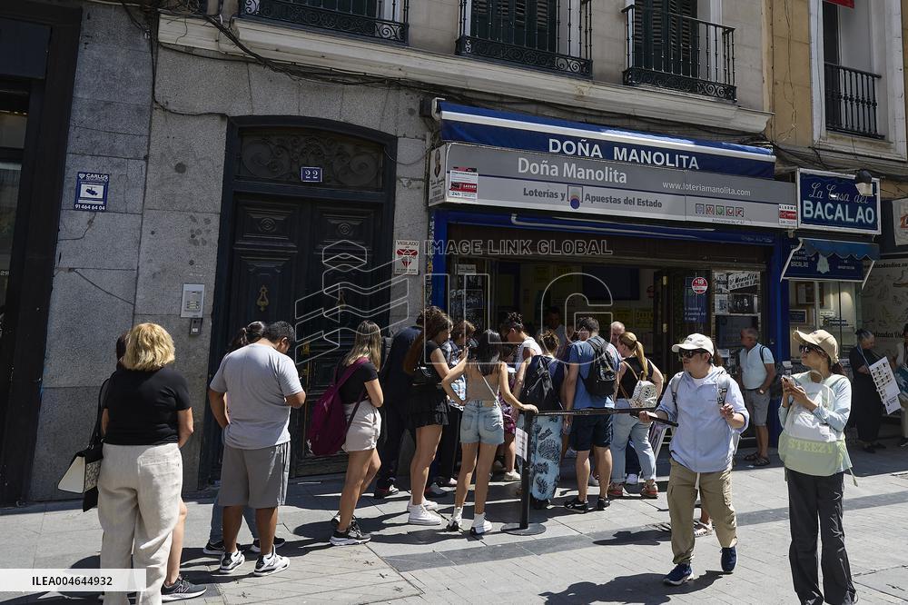 Christmas Lottery Buzz Early Buyers in Spain
