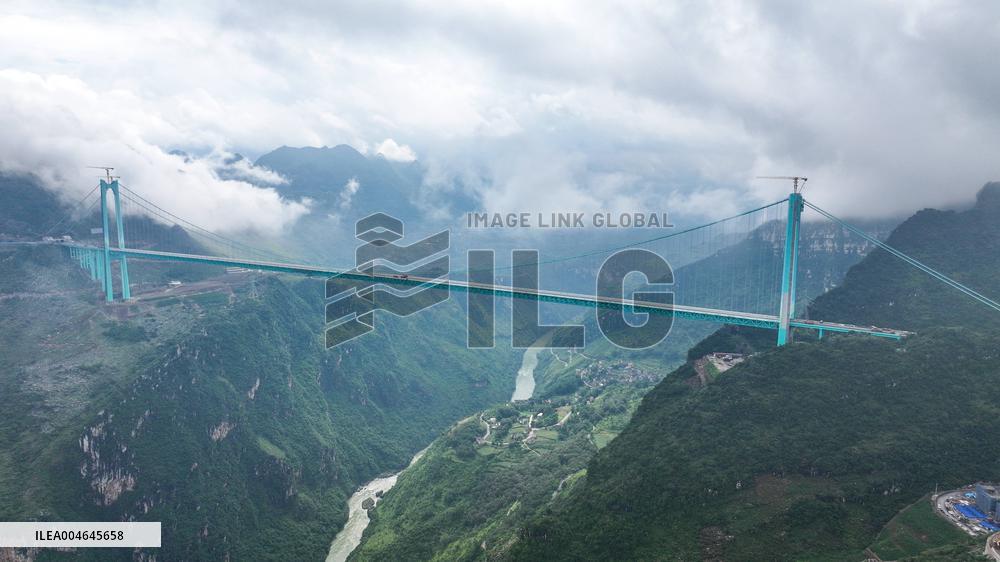 Huajiang Canyon Bridge