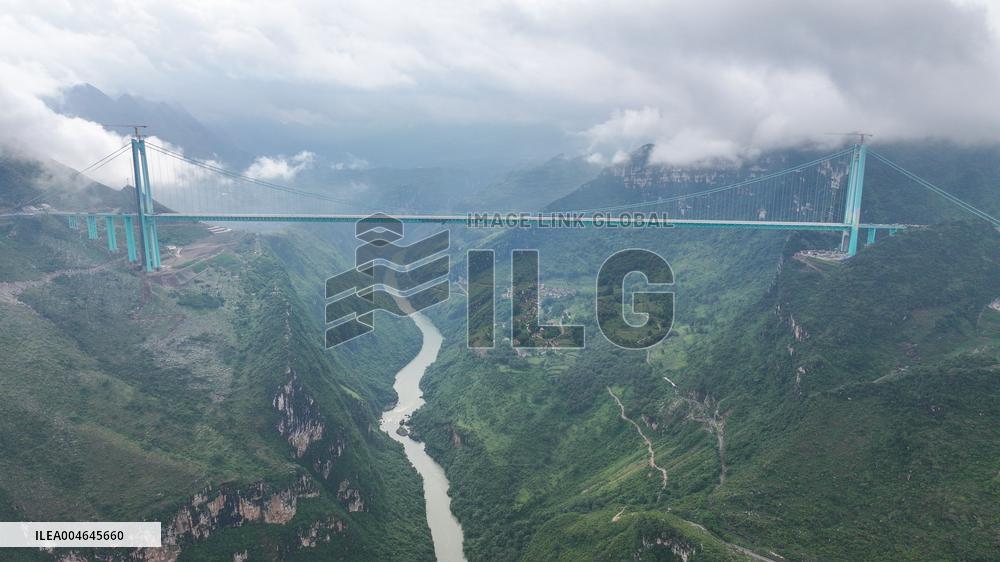 Huajiang Canyon Bridge