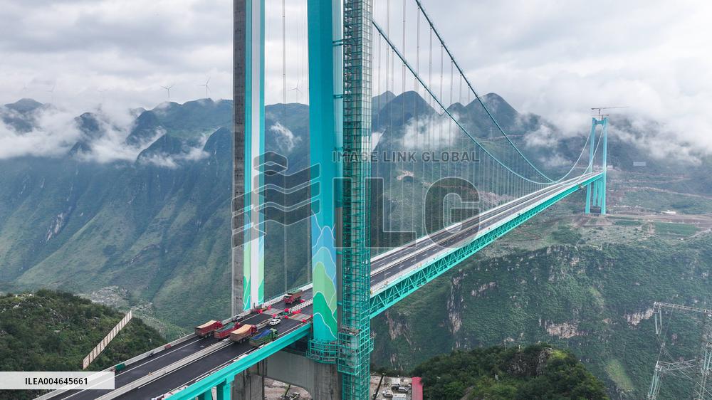 Huajiang Canyon Bridge