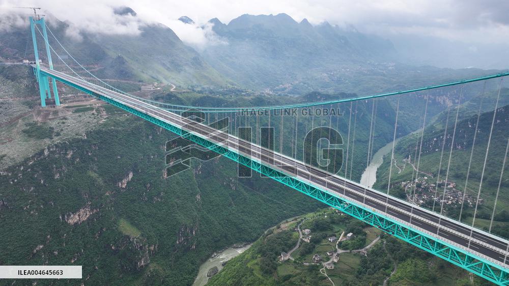 Huajiang Canyon Bridge