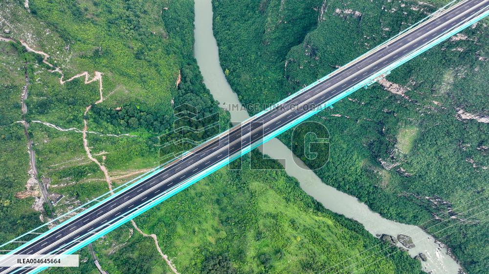 Huajiang Canyon Bridge