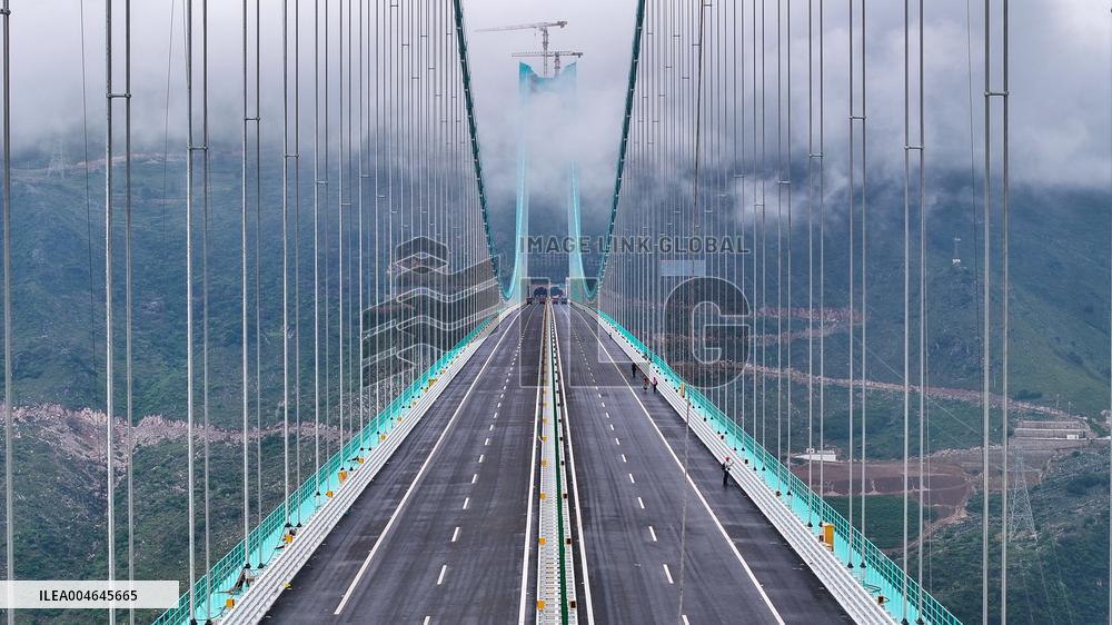 Huajiang Canyon Bridge