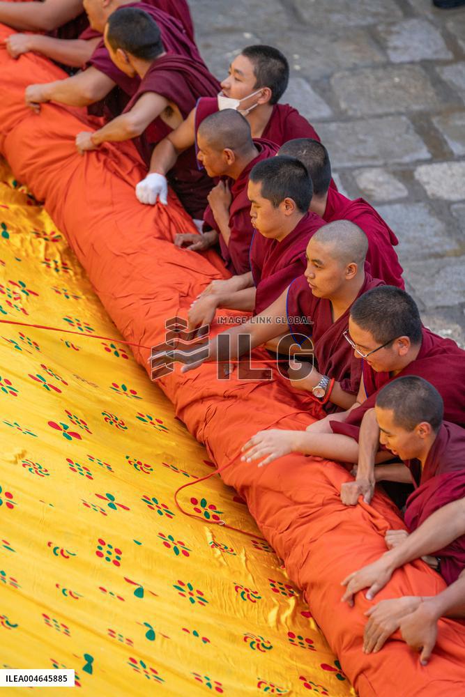 Shoton Festival Begins in Lhasa