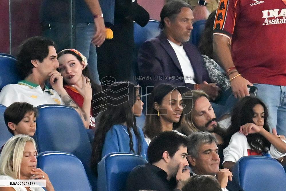 Damiano David with girlfriend Dove Cameron, the American actress Zoe Saldana with her director husband Marco Perego and her chil