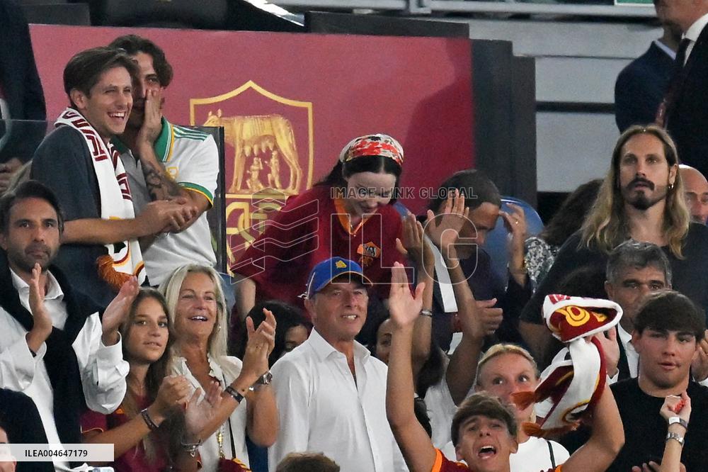 Damiano David with girlfriend Dove Cameron, the American actress Zoe Saldana with her director husband Marco Perego and her chil