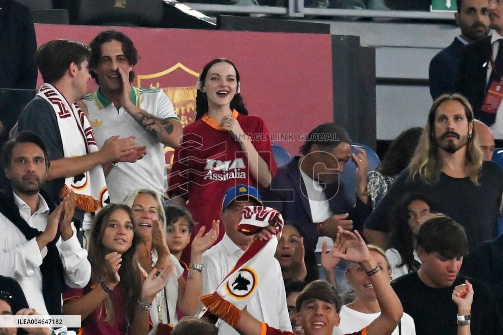 Damiano David with girlfriend Dove Cameron, the American actress Zoe Saldana with her director husband Marco Perego and her chil