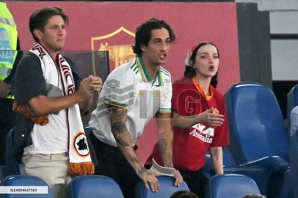 Damiano David with girlfriend Dove Cameron, the American actress Zoe Saldana with her director husband Marco Perego and her chil