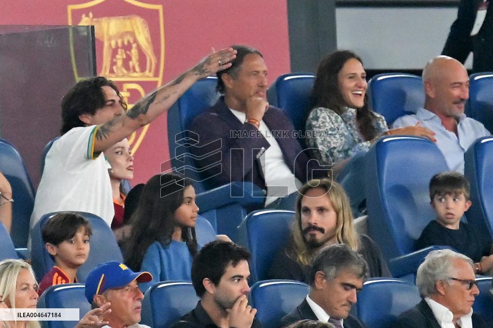 Damiano David with girlfriend Dove Cameron, the American actress Zoe Saldana with her director husband Marco Perego and her chil