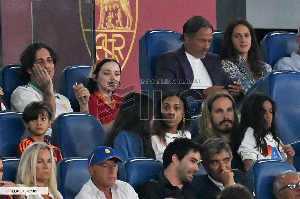 Damiano David with girlfriend Dove Cameron, the American actress Zoe Saldana with her director husband Marco Perego and her chil