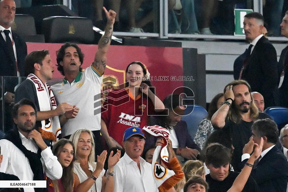 Damiano David with girlfriend Dove Cameron, the American actress Zoe Saldana with her director husband Marco Perego and her chil