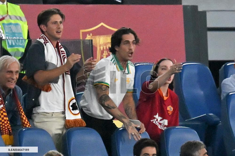 Damiano David with girlfriend Dove Cameron, the American actress Zoe Saldana with her director husband Marco Perego and her chil