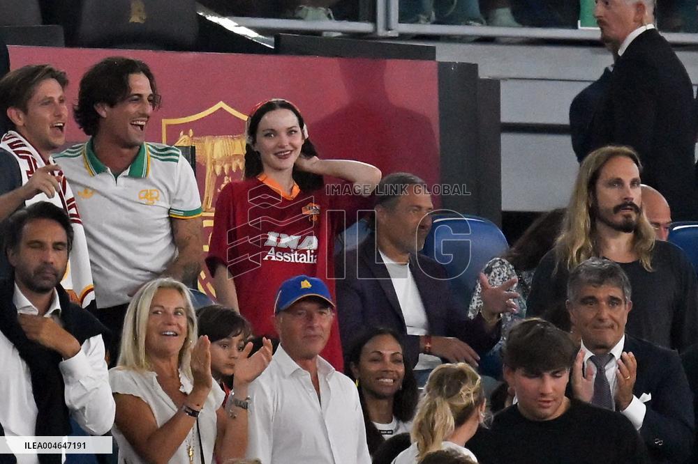 Damiano David with girlfriend Dove Cameron, the American actress Zoe Saldana with her director husband Marco Perego and her chil