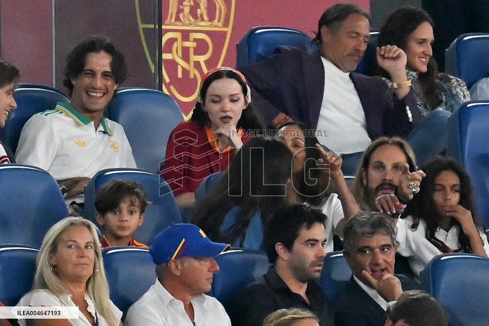 Damiano David with girlfriend Dove Cameron, the American actress Zoe Saldana with her director husband Marco Perego and her chil