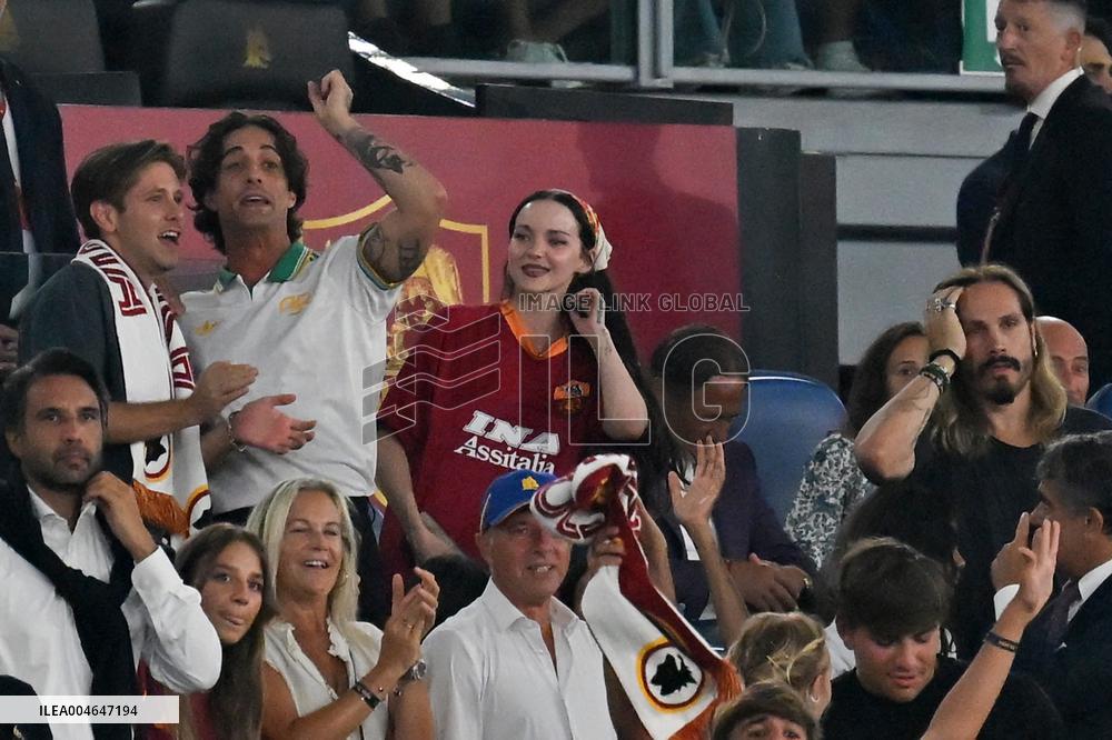 Damiano David with girlfriend Dove Cameron, the American actress Zoe Saldana with her director husband Marco Perego and her chil