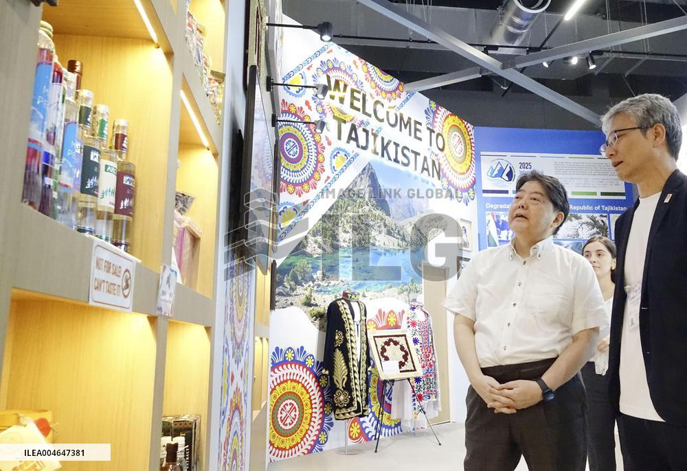 Chief Cabinet Secretary Hayashi visits Osaka expo