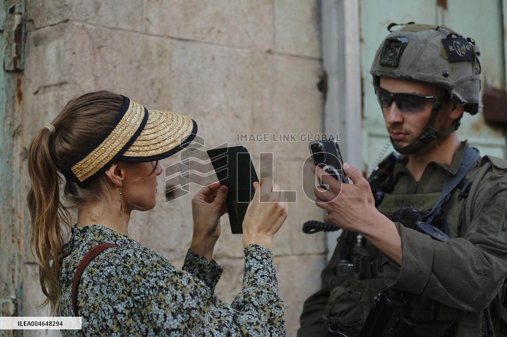 Israeli Army Checks Journalists in Hebron - Palestine