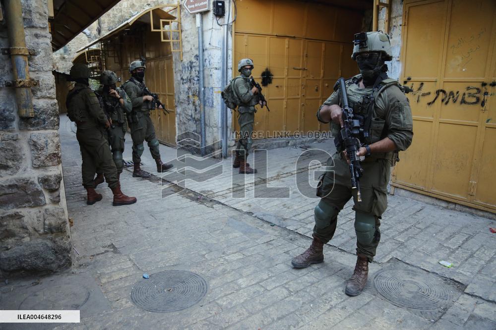 Israeli Army Checks Journalists in Hebron - Palestine